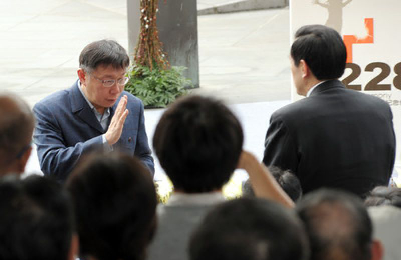 馬英九在活動現(xiàn)場與柯文哲致意 馬英九在活動現(xiàn)場與柯文哲致意