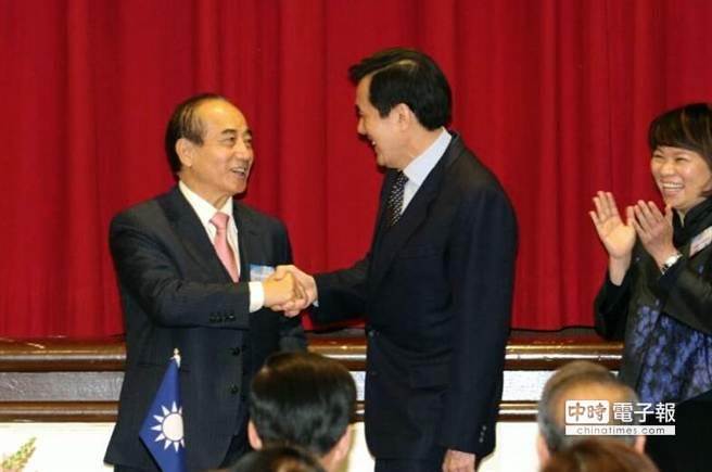 馬英九與王金平在會上握手致意 馬英九與王金平在會上握手致意