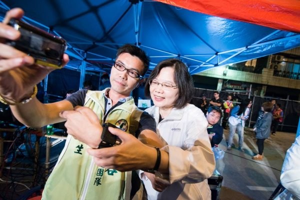 ������Ӣ����Ę��PO��Ƭԃ��(w��n)������(g��)�г�߀�ж��ٕr(sh��)�g�������_(t��i)ý���z�Բ�Ӣ��Ę����