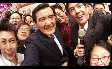 馬英九玩自拍網(wǎng)友贊“很可愛”(圖) 馬英九玩自拍網(wǎng)友贊“很可愛”(圖)