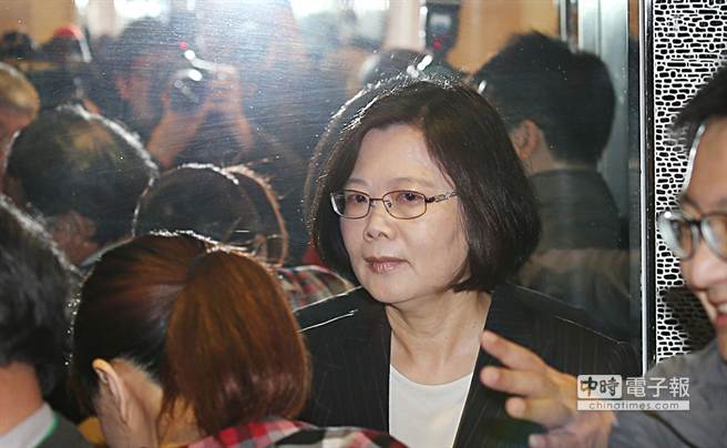 �ˮ��ǰ֮�������13����ʽ�������x����ί�������M(j��n)�h��ϯ��Ӣ��14�������ʾ�����M(j��n)�h��(n��i)�г��x�C(j��)�ƣ�һ�ж����ՙC(j��)���M(j��n)�����h��(hu��)���خ�(d��ng)������Ը�c�����ěQ�����κ��������h��(n��i)���x�ĺ��C�������X(ju��)���Ǻ�����