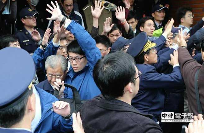 臺“行政院長”毛治國住家遭包圍抗議 臺“行政院長”毛治國住家遭包圍抗議