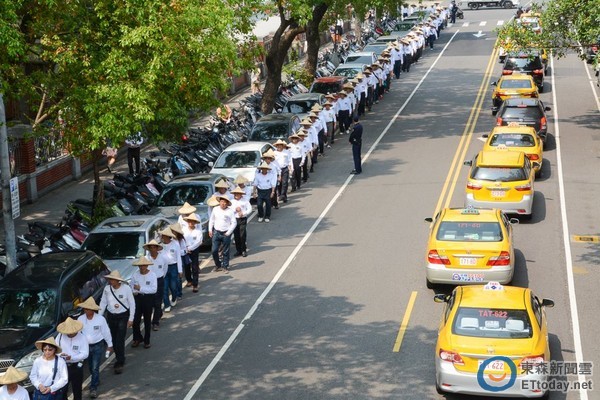 318周年民團(tuán)繞行“立法院” 訴求補(bǔ)正“公投法” 318周年民團(tuán)繞行“立法院” 訴求補(bǔ)正“公投法”