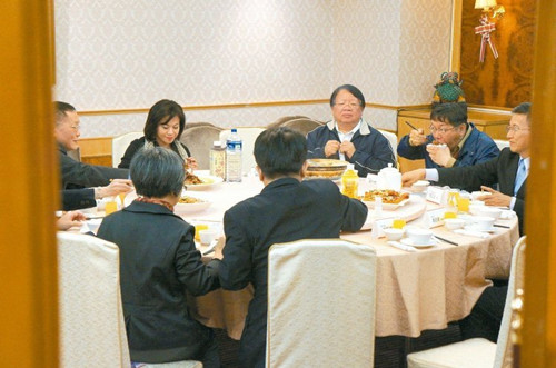 臺(tái)北市“大陸小組”首開(kāi)會(huì)建議柯文哲多聽(tīng)少說(shuō)