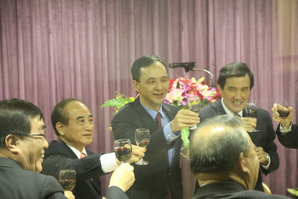 國(guó)民黨籍"立委"聚餐 馬朱王再聚首舉杯上演大團(tuán)結(jié) 國(guó)民黨籍"立委"聚餐 馬朱王再聚首舉杯上演大團(tuán)結(jié)