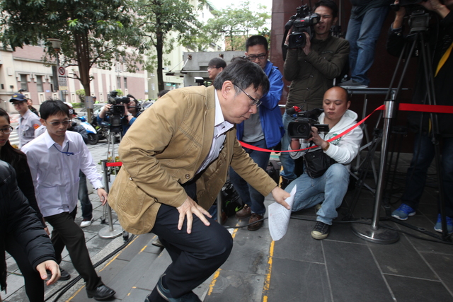 臺北市長柯文哲一言不發(fā)快步進(jìn)地院 臺北市長柯文哲一言不發(fā)快步進(jìn)地院