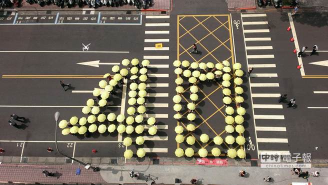 臺“立法院”修法拼雙休 勞團院外人體排“40”力挺 臺“立法院”修法拼雙休 勞團院外人體排“40”力挺