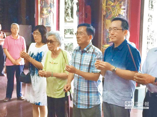陳水扁保外就醫(yī)后首次回老家祭祖上香還愿(圖)