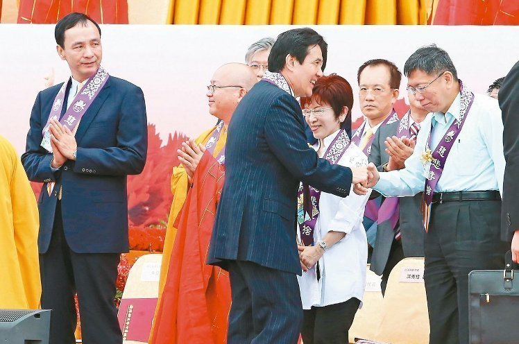 馬英九10日出席母親節(jié)活動(dòng),與聲言要把自己移送法辦的柯文哲握手 馬英九10日出席母親節(jié)活動(dòng),與聲言要把自己移送法辦的柯文哲握手