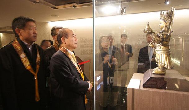 臺(tái)“立法院長(zhǎng)”王金平(中)向來(lái)篤信佛教 臺(tái)“立法院長(zhǎng)”王金平(中)向來(lái)篤信佛教