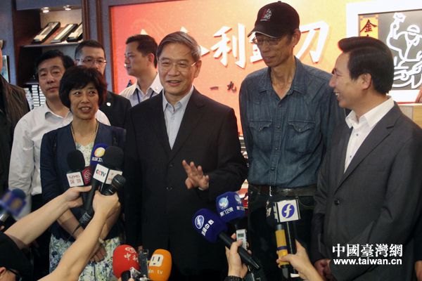 國臺辦主任張志軍一行24日下午參訪金門金合利鋼刀廠 國臺辦主任張志軍一行24日下午參訪金門金合利鋼刀廠