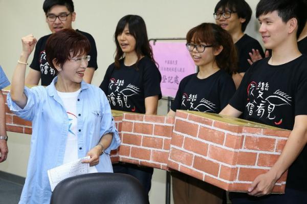 洪秀柱再次強(qiáng)調(diào)不會(huì)“退選” 要求做“支持度”民調(diào) 洪秀柱再次強(qiáng)調(diào)不會(huì)“退選” 要求做“支持度”民調(diào)