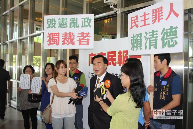 賴清德不入議會再遭批 議員撕毀施政報告喊獨(dú)裁 賴清德不入議會再遭批 議員撕毀施政報告喊獨(dú)裁