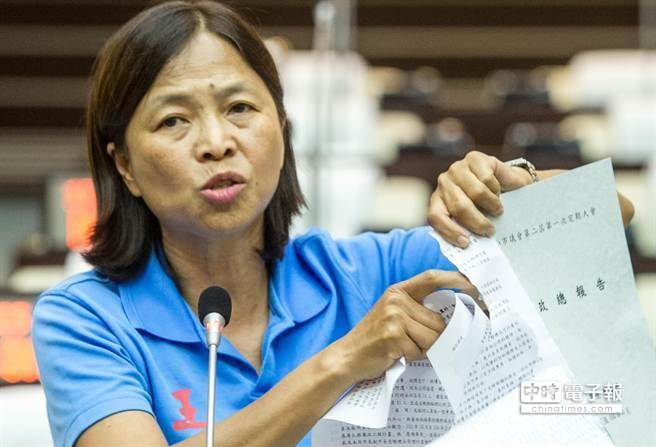 賴清德不入議會再遭批 議員撕毀施政報告喊獨(dú)裁 賴清德不入議會再遭批 議員撕毀施政報告喊獨(dú)裁