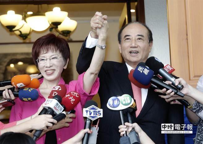 王金平握手洪秀柱 高喊:國民黨真的團(tuán)結(jié)了(圖) 王金平握手洪秀柱 高喊:國民黨真的團(tuán)結(jié)了(圖)