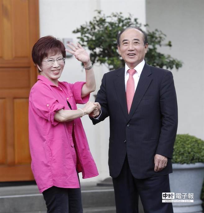 王金平握手洪秀柱 高喊:國民黨真的團(tuán)結(jié)了(圖) 王金平握手洪秀柱 高喊:國民黨真的團(tuán)結(jié)了(圖)