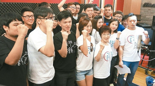 洪秀柱開展網(wǎng)絡(luò)空戰(zhàn)蔡英文搶攻超高齡團體(圖)