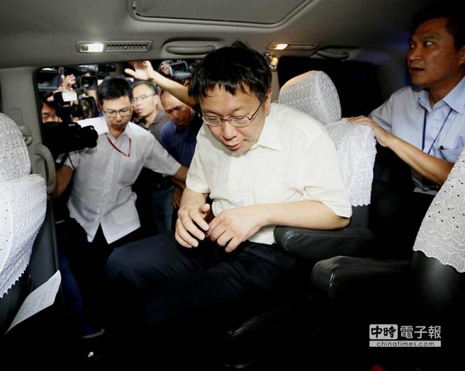 柯文哲因MG149案遭約談 對(duì)媒體提問“不發(fā)一語”(圖) 柯文哲因MG149案遭約談 對(duì)媒體提問“不發(fā)一語”(圖)