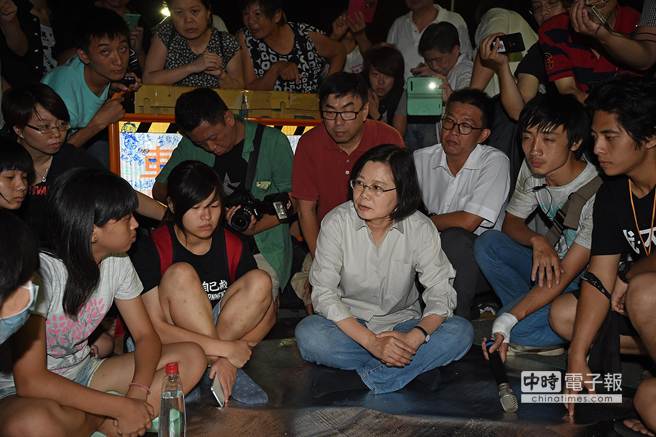 蔡英文夜探“反課綱”學(xué)生 蔡英文夜探“反課綱”學(xué)生