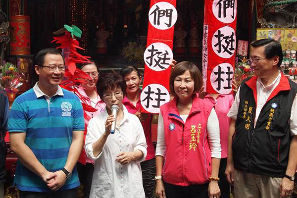 洪秀柱獲選民連夜制柱子與辣椒支持