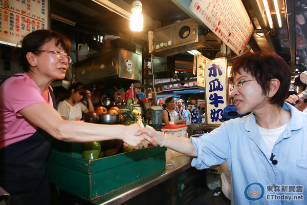 洪秀柱基隆拜票郝龍斌相陪 逛夜市人氣爆棚連吃三攤 洪秀柱基隆拜票郝龍斌相陪 逛夜市人氣爆棚連吃三攤