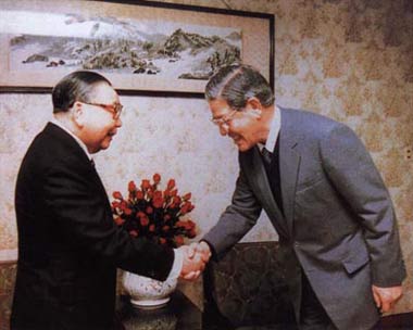 李登輝當(dāng)年畢恭畢敬覲見(jiàn)蔣經(jīng)國(guó) 李登輝當(dāng)年畢恭畢敬覲見(jiàn)蔣經(jīng)國(guó)