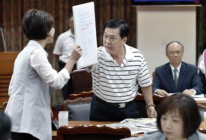 臺“立法院”討論核廢料處理 場外抗議場內(nèi)互嗆 臺“立法院”討論核廢料處理 場外抗議場內(nèi)互嗆