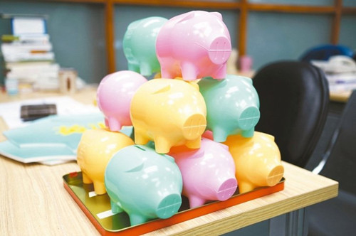 民進黨紀(jì)念版小豬撲滿亮相12月吁“小豬回娘家”