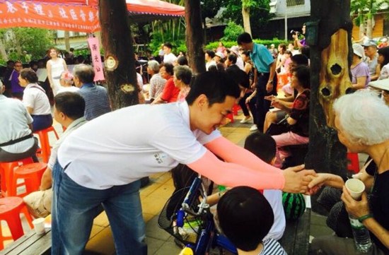 Selina老公“拜票”初體驗(yàn)90度鞠躬握手(圖)