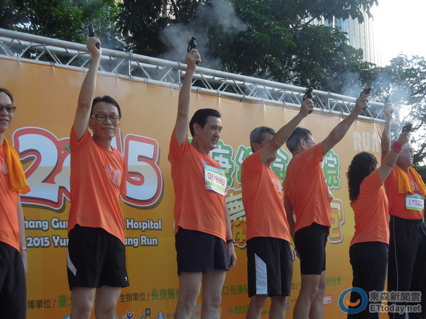 馬英九臺北陪2萬人路跑 民眾搶拍照高喊加油(圖) 馬英九臺北陪2萬人路跑 民眾搶拍照高喊加油(圖)