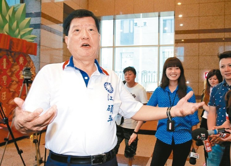 國民黨中常委擬開會(huì)討論"換柱" 藍(lán)高層回應(yīng)稱沒前例 國民黨中常委擬開會(huì)討論"換柱" 藍(lán)高層回應(yīng)稱沒前例