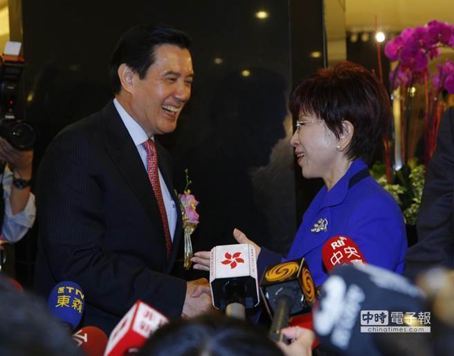 馬英九與洪秀柱同臺亮相 稱對其表示敬佩(圖) 馬英九與洪秀柱同臺亮相 稱對其表示敬佩(圖)
