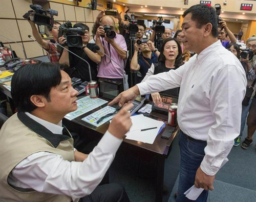 臺(tái)南議會(huì)質(zhì)詢口角賴清德與議員爆發(fā)激烈沖突