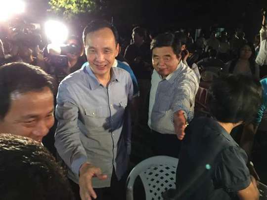 “挺柱后援會(huì)”轉(zhuǎn)而挺朱:即使被丟鞋子 也爭(zhēng)取支持 “挺柱后援會(huì)”轉(zhuǎn)而挺朱:即使被丟鞋子 也爭(zhēng)取支持