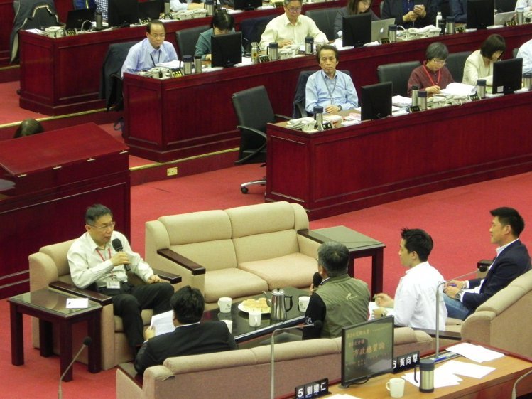 柯文哲坐沙發(fā)回答議員質(zhì)詢 開首長議會(huì)備詢先河(圖) 柯文哲坐沙發(fā)回答議員質(zhì)詢 開首長議會(huì)備詢先河(圖)