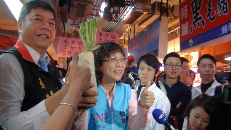 王如玄拜票處女秀 民眾送菜頭祝高票當(dāng)選(圖) 王如玄拜票處女秀 民眾送菜頭祝高票當(dāng)選(圖)