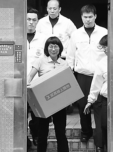 王如玄搬離爭(zhēng)議官舍親自把行李和箱子搬上卡車