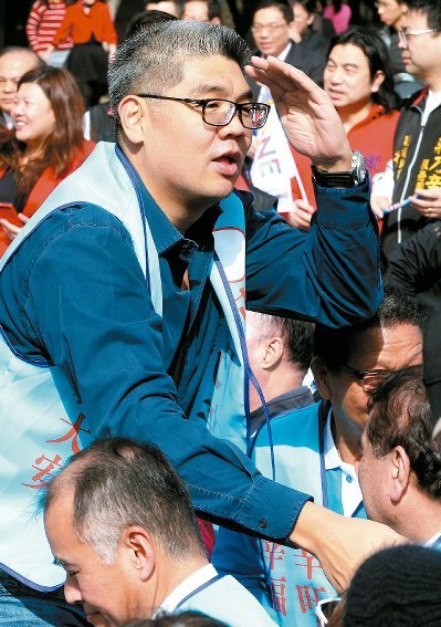 連勝文為“藍(lán)委”參選人站臺(tái) 連勝文為“藍(lán)委”參選人站臺(tái)
