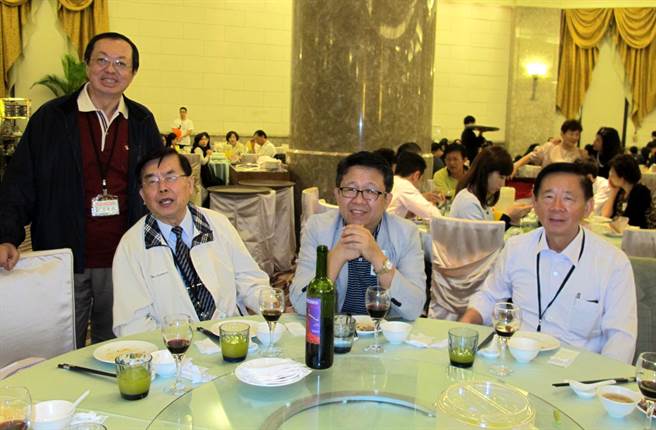 陳建仁表哥與蔡英文同臺不互動 堅持挺藍立場不變 陳建仁表哥與蔡英文同臺不互動 堅持挺藍立場不變