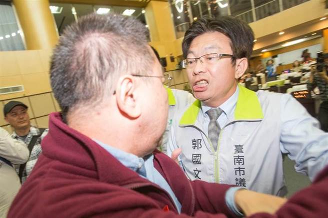 臺南市議會審總預(yù)算 藍綠議員“拳腳相向”場面火爆 臺南市議會審總預(yù)算 藍綠議員“拳腳相向”場面火爆