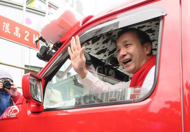 朱立倫化身“暖男車長”進(jìn)駐黨部 替選情加溫(圖) 朱立倫化身“暖男車長”進(jìn)駐黨部 替選情加溫(圖)