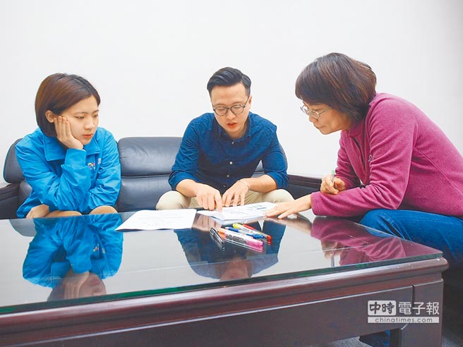 王如玄為明日辯論大改形象 直發(fā)高跟鞋“玄味”濃 王如玄為明日辯論大改形象 直發(fā)高跟鞋“玄味”濃