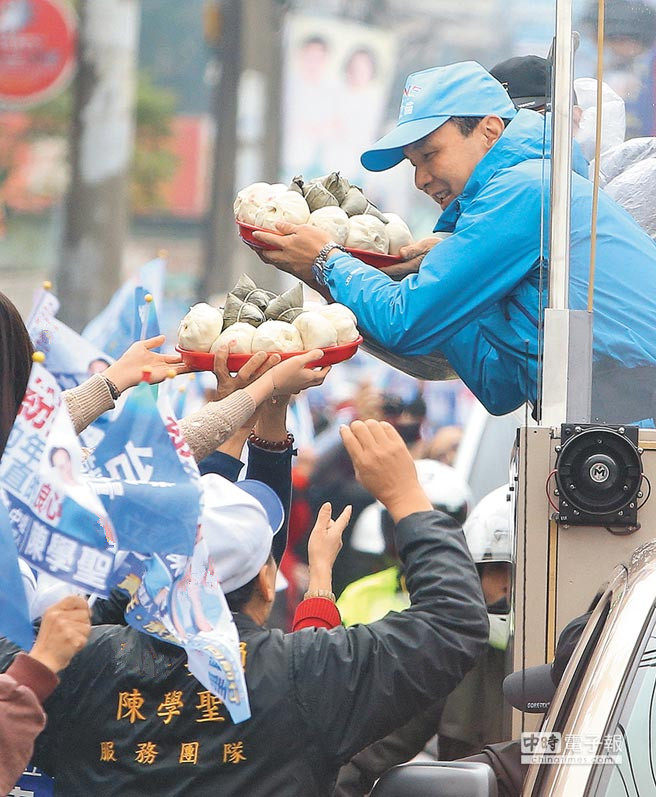 臺選戰(zhàn)倒數(shù)48小時 朱立倫奮戰(zhàn)到底催深藍票 臺選戰(zhàn)倒數(shù)48小時 朱立倫奮戰(zhàn)到底催深藍票