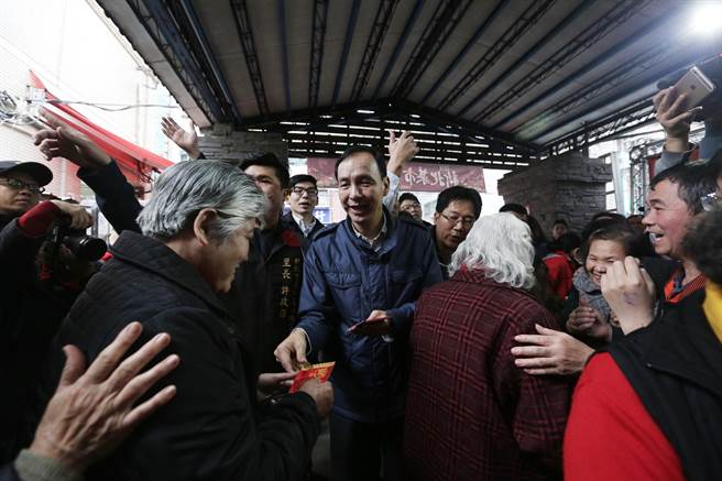 新北市長朱立倫走訪市場發(fā)紅包人潮擠爆(圖) 新北市長朱立倫走訪市場發(fā)紅包人潮擠爆(圖)