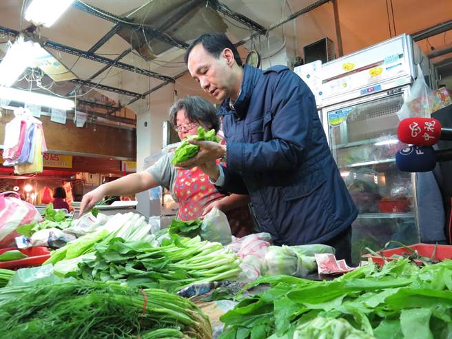 新北市長朱立倫走訪市場發(fā)紅包人潮擠爆(圖) 新北市長朱立倫走訪市場發(fā)紅包人潮擠爆(圖)