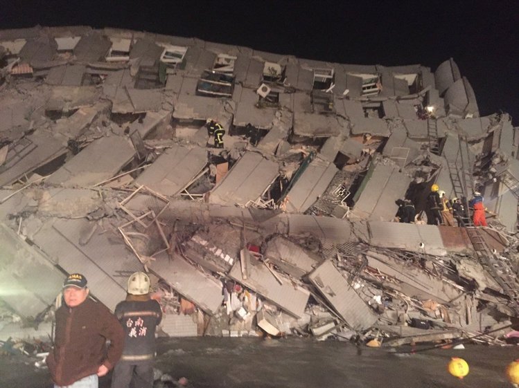 臺灣凌晨發(fā)生6.4級地震 臺南多處大樓傾倒(組圖) 臺灣凌晨發(fā)生6.4級地震 臺南多處大樓傾倒(組圖)