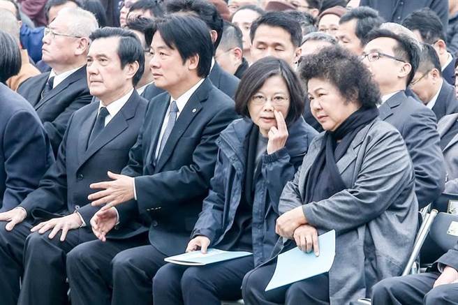 馬英九蔡英文出席臺(tái)南地震追思會(huì) "大選"后首同臺(tái) 馬英九蔡英文出席臺(tái)南地震追思會(huì) "大選"后首同臺(tái)