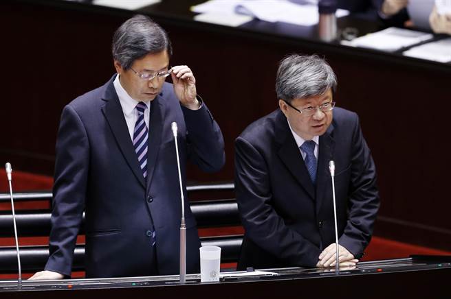 臺政大校方撕毀學(xué)生228海報 吳思華坦誠不適當(dāng) 臺政大校方撕毀學(xué)生228海報 吳思華坦誠不適當(dāng)