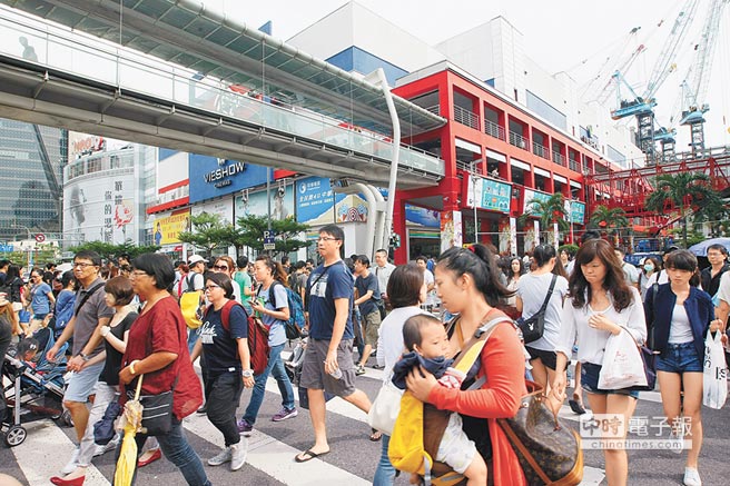 柯文哲擬"臺(tái)風(fēng)假后補(bǔ)班補(bǔ)課" 民眾大面積反彈(圖) 柯文哲擬"臺(tái)風(fēng)假后補(bǔ)班補(bǔ)課" 民眾大面積反彈(圖)