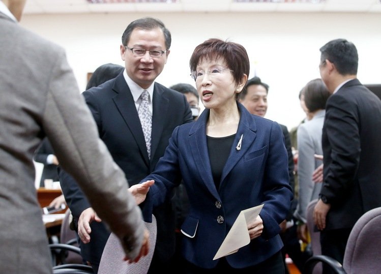 洪秀柱出席黨團大會 稱樂見綠營"兩岸監(jiān)督條例"轉(zhuǎn)彎 洪秀柱出席黨團大會 稱樂見綠營"兩岸監(jiān)督條例"轉(zhuǎn)彎